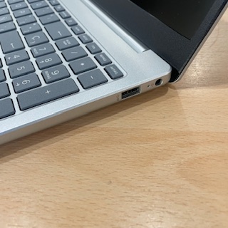 Desna stran prenosnika slika, ki prikazuje USB port normalni in port za napajanje naprave